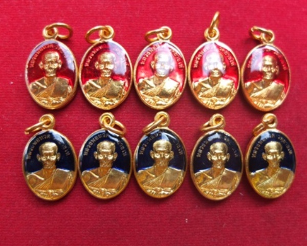 หลวงปู่ทวดวัดช้างให้ พิมพ์เม็ดแตงลงยาสีแดง+น้ำเงินเคลือบเรซิ่น ปี 55 รวม 10 องค์ พร้อมใบคาถา 5 ใบ 05