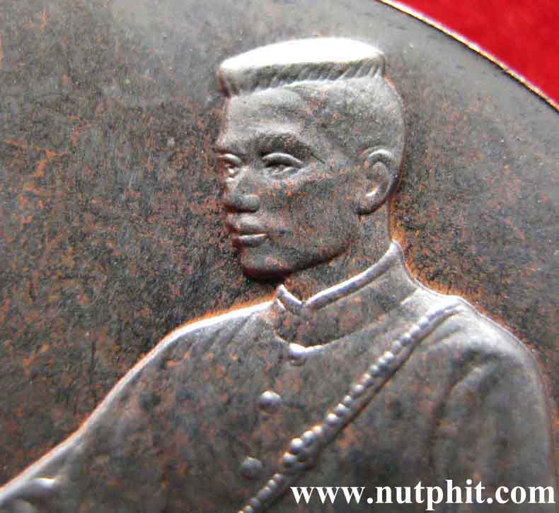 9**เหรียญสมเด็จพระนเรศวรมหาราชเนื้อทองแดงรมดำเดิม ๆ พิษณุโลกครับ*