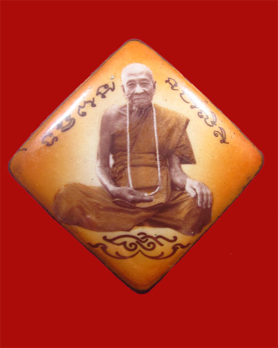ล็อคเก็ตฝังแผ่นปั้ม ตะกรุด จีวร เกศา หลวงปู่คำบุ รุ่นเพชรกลับทรัพย์ทวี ชุดกรรมการ หมายเลข 265