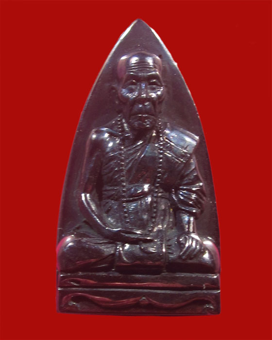 รูปเหมือนพิมพ์เตารีดเนื้อเมฆพัฒ หลวงปู่คำบุ รุ่นเพชรกลับทรัพย์ทวี ชุดกรรมการ หมายเลข 265