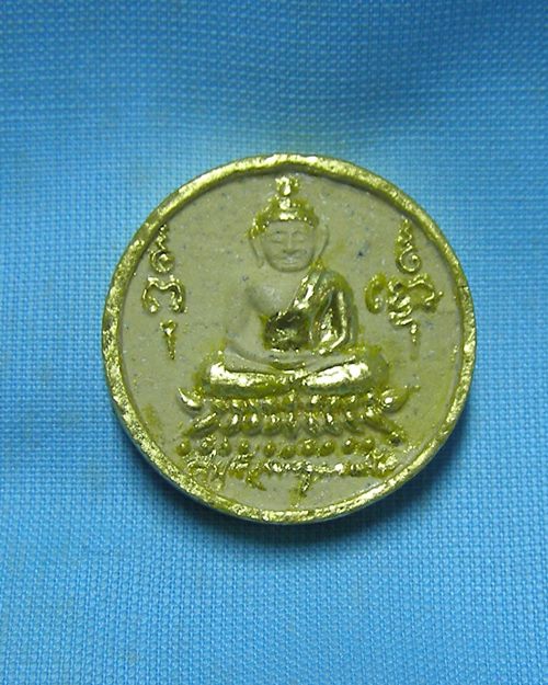 พระผงจันทร์ลอยปิดทอง ประมาณปี22 วัดบวรนิเวศวิหาร กทม [1]