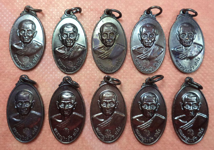 เหรียญใบขี้เหล็กหลวงปู่แผ้ว วัดรางหมัน จ.นครปฐม เนื้อทองแดงรมดำ 