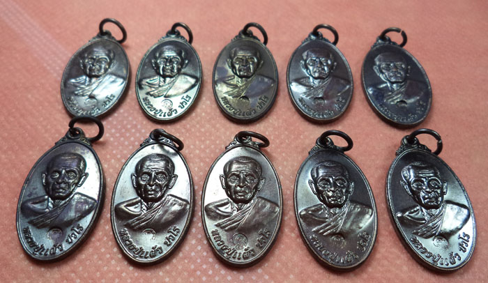 เหรียญใบขี้เหล็กหลวงปู่แผ้ว วัดรางหมัน จ.นครปฐม เนื้อทองแดงรมดำ 