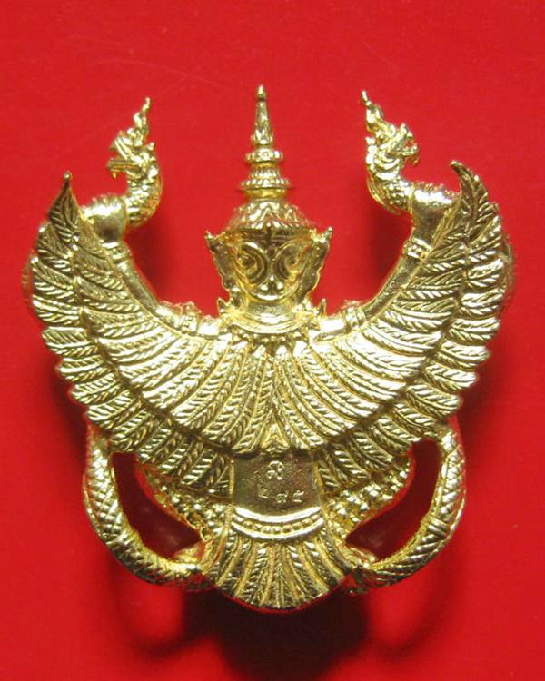 พญาครุฑ เนื้อทองชนวน รุ่นชนะมาร หลวงปู่เกลี้ยง วัดโนนแกด จ.ศรีสะเกษ ตอกโค๊ตและเลข ๒๙๕ พร้อมกล่องเดิม