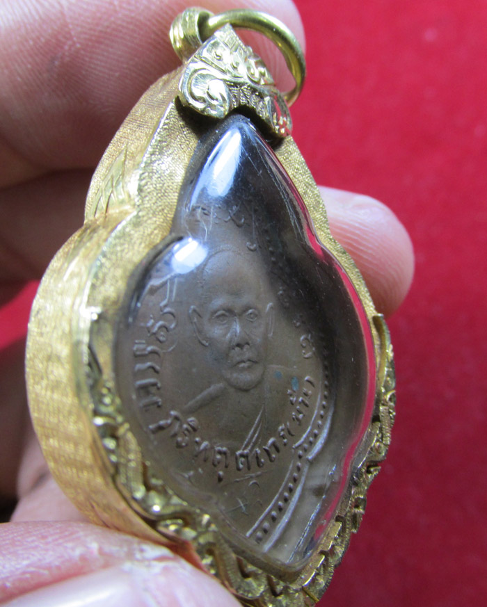 หลวงปู่มั่น หลวงปู่เสาร์  ยันต์ซ้อน เลี่ยมทองคำ