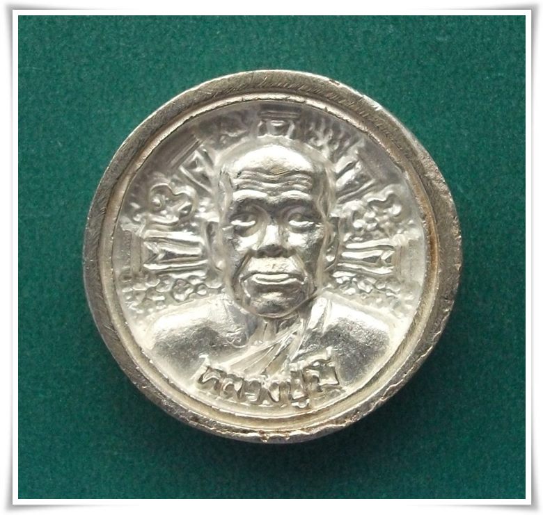 เหรียญธรรมจักร "ล้อแม็ก เนื้อเงิน พิมพ์ใหญ่ ปี 2539" สวยๆ กล่องเดิมครับ