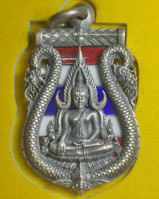 พระพุทธชินราช เหรียญฉลุยกซุ้มลายมังกร รุ่นมหาจักรพรรดิ์ ปี 2555 เนื้อบรอนซ์ชุบเงินซาตินลงยาลายธงชาติ