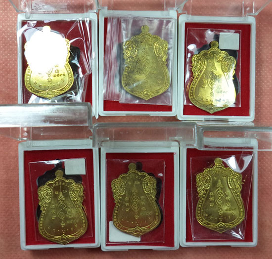เสมาเหนือดวง เนื้อทองเหลืองสวยเดิมให้เช่ายกชุด 6 เหรียญเดิมๆพร้อมกล่อง