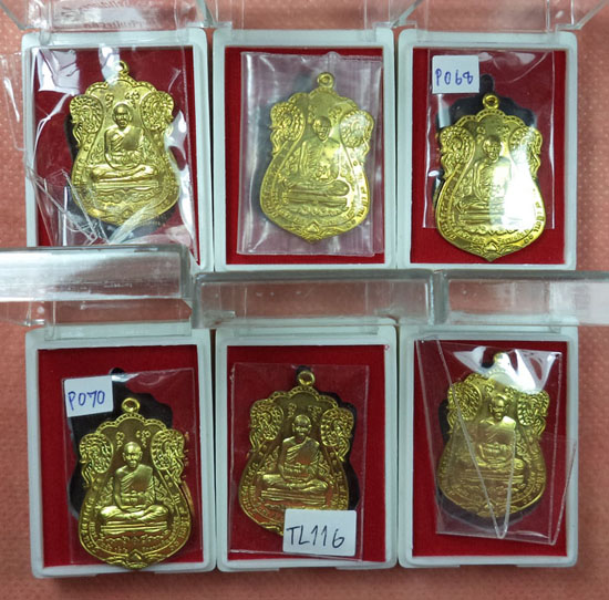 เสมาเหนือดวง เนื้อทองเหลืองสวยเดิมให้เช่ายกชุด 6 เหรียญเดิมๆพร้อมกล่อง