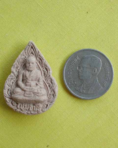 //คืนกำไรให้ลูกค้า//พระผงรูปเหมือนลายกนก เนื้อมหาว่าน108 หลวงปู่พรหมาเขมจาโร สวนหินผานางคอยจ.อุบล*B6