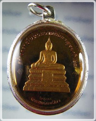 เหรียญในหลวงทองแดงชุบทอง เลี่ยมกันน้ำจับขอบผ่าหวายเงินแท้ ที่ระลึกพระราชพิธีกาญจนาภิเษกปี39 สวยๆ