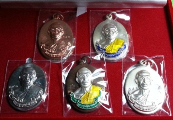 เหรียญห่วงเชื่อม ชุดกรรมการ ปี2552 หลวงพ่อสาคร วัดหนองกรับ ระยอง ทั้งหมด 5 เหรียญเลข393 พร้อมบัตร