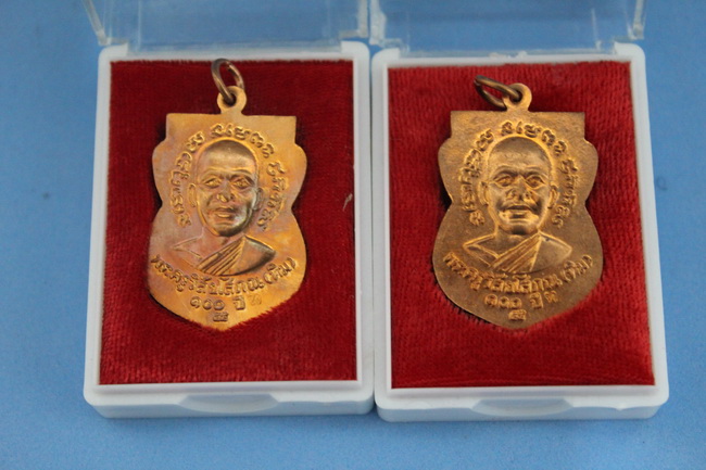 เหรียญ 100 ปี อ.ทิม วัดช้างให้ ทองแดง นิยมไหล่ขีด ป.ไม่มีจุด 2 องค์ ( 1 )