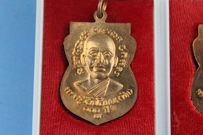 เหรียญ 100 ปี อ.ทิม วัดช้างให้ ทองแดง นิยมไหล่ขีด ป.ไม่มีจุด 2 องค์ ( 2 )