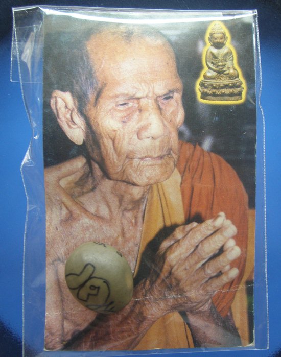 >>เคาะแรก<< หลวงปู่หมุน ฐิตสีโล ลูกสวาทมหาเสน่ห์ ปี 2545 รุ่นจักรพรรดิ์ซองเดิม+รูปถ่ายหลวงปู่สวยยยยย