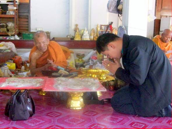 พระขุนแผนผงพรายกุมารพิมพ์ใหญ่ หลวงปู่ผาด วัดบ้านกรวด จังหวัดบุรีรัมย์ปลุกเสกแรงๆขลังๆ สร้าง ๙๙๙ องค์