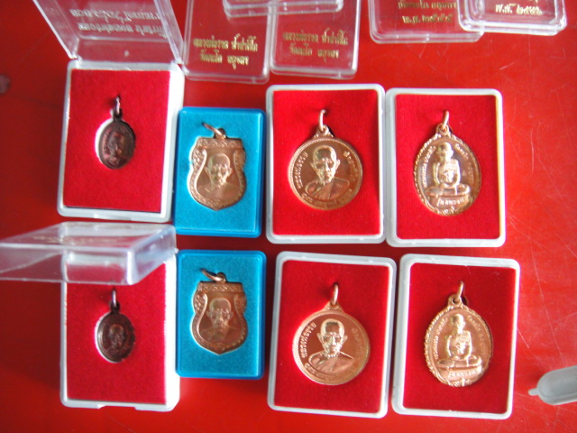 หลวงพ่อรวย ปี 53+54+55+56 รวม 8 องค์
