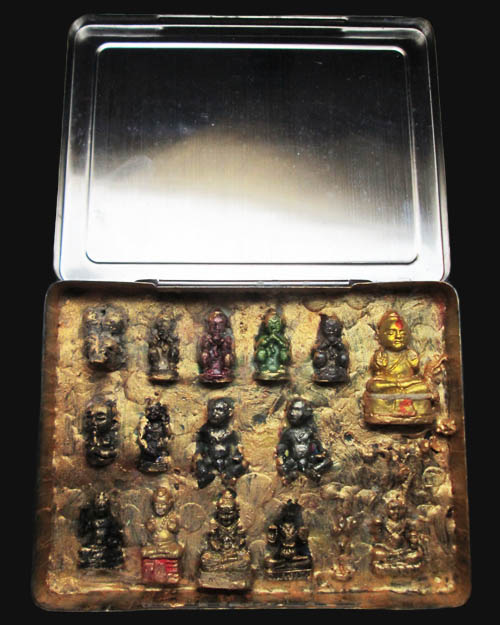 กุมารทองชุด ๑๗ องค์ รวมเกจิและอาจาร์หลายสำนักหลายรูปแบบ "กุมารทอง" เทหลอมในเทียนทาทองทำพิธีเพิ่มครับ