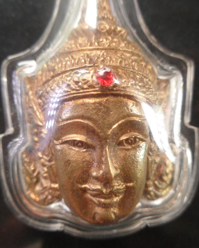 หลวงปู่กาหลงเขี้ยวแก้ว วัดเขาแหลม จ.สระแก้ว เศียรพระลักษณ์หน้าทองเนื้อสัมฤทธิ์ขอมโบราณแก่ทองคำรุ่นแร