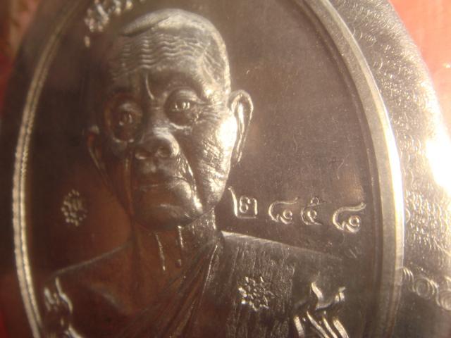 สุดยอดวัตถุมงคลหลวงพ่อคูณรุ่นสร้างบารมีออกวัดถ้ำดาวเขาแก้วปี56ตะกั่วพิมกรรมการไม่ตัดปีก2858แจก
