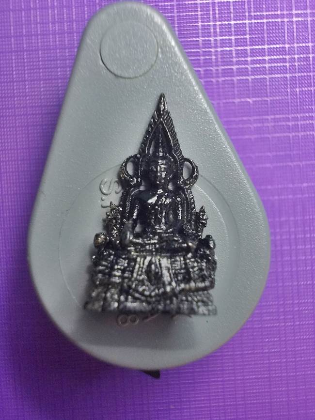 ต่ำกว่าจอง....พระพุทธชินราช รุ่นปิดทอง ปี 2547 เนื้อเหล็กน้ำพี้ พิมพ์เล็ก (องค์ที่ 1)