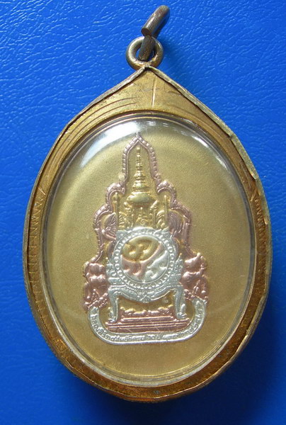 เหรียญในหลวงทรงกล้อง หลัง ภ.ป.ร. เลี่ยมเดิมครับ....