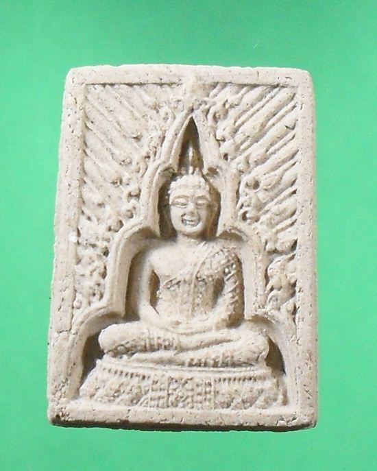 "หลวงปู่เหรียญ วรลาโภ จ.หนองคาย พระแก้วพิมพ์พระบาทสี่รอย หรือ พระแก้วรัตนาภรณ์ ปี36 ขนาด1.8*2.4ซม."