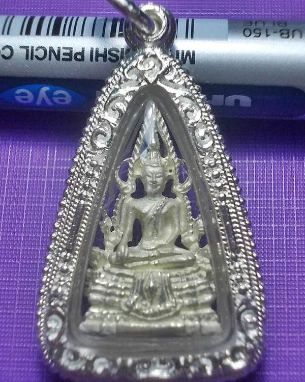 พระพุทธชินราชเนื้อเงินพ่นทราย พิมพ์เล็ก รุ่นปิดทอง ปี 2547 เลี่ยมเงินพร้อมใช้