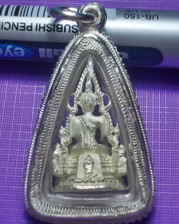 พระพุทธชินราชเนื้อเงินพ่นทราย พิมพ์เล็ก รุ่นปิดทอง ปี 2547 เลี่ยมเงินพร้อมใช้