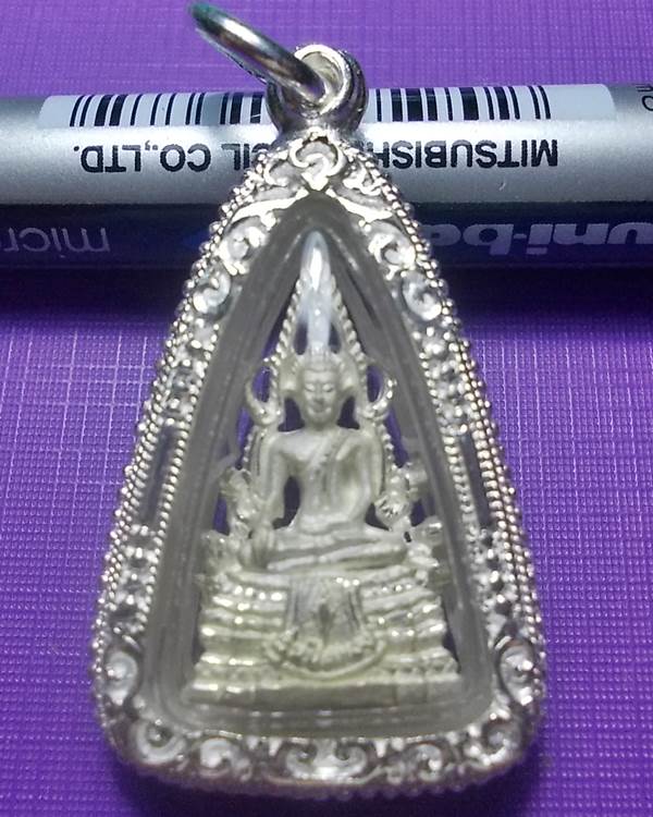 พระพุทธชินราชเนื้อเงินพ่นทราย พิมพ์เล็ก รุ่นปิดทอง ปี 2547 เลี่ยมเงินพร้อมใช้