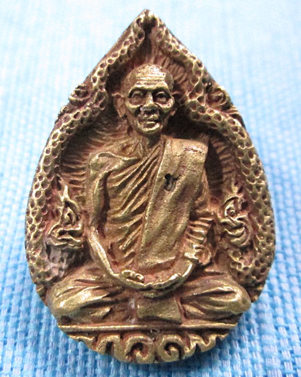รูปหล่อซุ้มพญานาคหลวงปู่คำพันธ์ รุ่นบารมี 80 ปี เนื้อทองเหลือง