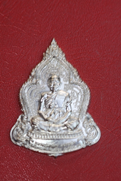 เหรียญปั๊ม รุ่นชินบัญชร หลวงปู่เกลี้ยงวัดโนนแกด จ.ศรีสะเกษ หมายเลข ๒๔๐๖