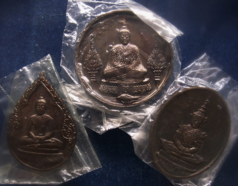 7.ครบชุด สวยๆ..เหรียญพระแก้ว หลังภปร. ฉลองกรุงรัตนโกสินทร์ 200 ปี พ.ศ. 2525 บล็อคพระราชศรัทธา ซองพลา