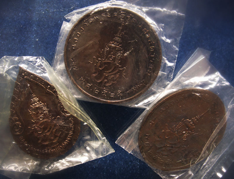 7.ครบชุด สวยๆ..เหรียญพระแก้ว หลังภปร. ฉลองกรุงรัตนโกสินทร์ 200 ปี พ.ศ. 2525 บล็อคพระราชศรัทธา ซองพลา