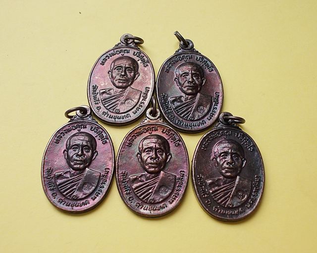 ***วัดใจ 5เหรียญ****หลวงพ่อคูณตลาดไทรเก่า ปี 22 ทองแดงสภาพสวย