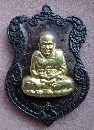 เหรียญโล่ห์ใหญ่ ฉลุประกบซุ้ม ยกหน้า "โค้ด ก" หลวงปู่ทวด ญสส.