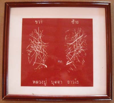 ทันหลวงปู่ปลุกเสก ภาพเส้นลายเท้า2ข้าง หลวงปู่บุดดา ถาวโร ขนาดกว้าง8นิ้ว ยาว9นิ้ว 