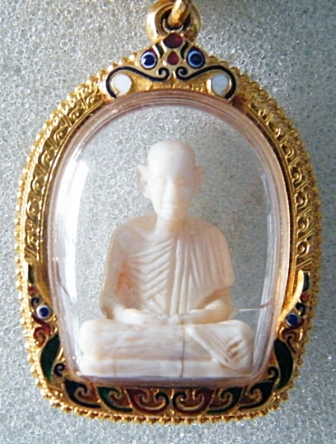 งาแกะหลวงพ่อเกษมสวยๆ หายาก เลี่ยมทองคำแท้หนาๆ พร้อมใช้ รับประกัน100 %