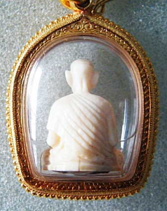 งาแกะหลวงพ่อเกษมสวยๆ หายาก เลี่ยมทองคำแท้หนาๆ พร้อมใช้ รับประกัน100 %