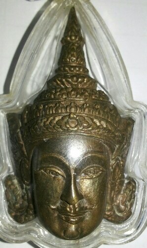 หลวงปู่กาหลงเขี้ยวแก้ว วัดเขาแหลม จ.สระแก้ว เศียรพระลักษณ์หน้าทองเนื้อสัมฤทธิ์ขอมโบราณแก่ทองคำรุ่นแร