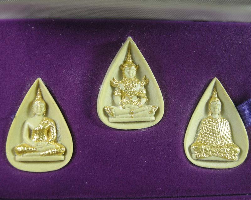 พระแก้วมรกต สามฤดู เนื้อผง ออกวัดเทพศิรินทราวาส กรุงเทพ