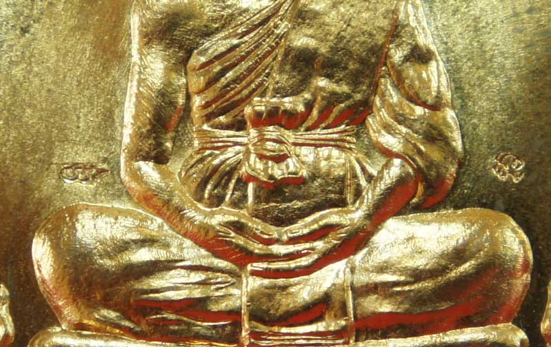 เหรียญหลวงพ่อคูณ รุ่น เมตตา เหรียญรูปไข่เต็มองค์ เนื้อทองทิพย์สูตร พิเศษ 3 โด้ด สร้าง 1999 องค์ องค์
