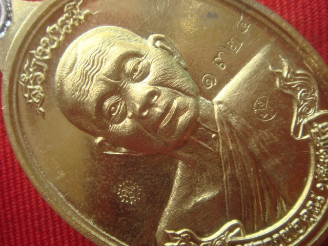 เหรียญห่วงเชื่อมหลวงพ่อคูณรุ่นสร้างบารมี90ออกวัดถ้ำดาวเขาแก้วปี56เนื้อทองระฆัง หมายเลข.1324 สภาพสวย