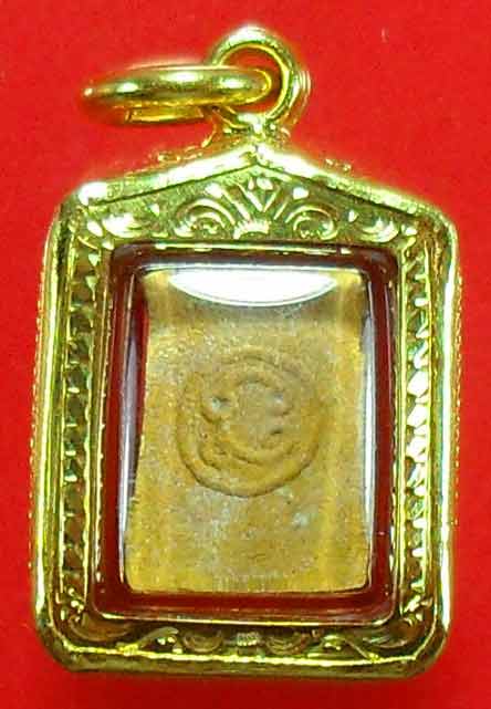 พระสมเด็จคะแนนเนื้อเหลืองว่านดอกทอง ปี ๒๕๓๐ หลวงพ่อสาครครับ เลี่ยมทองสั่งทำ สภาพสวยครับ ลองชมดูครับ