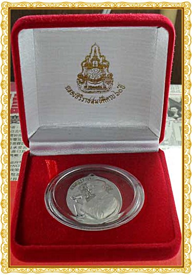 ***เชิญครับ ราคาต่ำกว่าจอง***เหรียญทรงกล้องเนื้อเงินปัดเงา!! ครองสิริราชสมบัติครบ60ปีพศ.2549