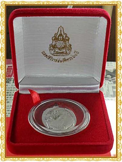 ***เชิญครับ ราคาต่ำกว่าจอง***เหรียญทรงกล้องเนื้อเงินปัดเงา!! ครองสิริราชสมบัติครบ60ปีพศ.2549