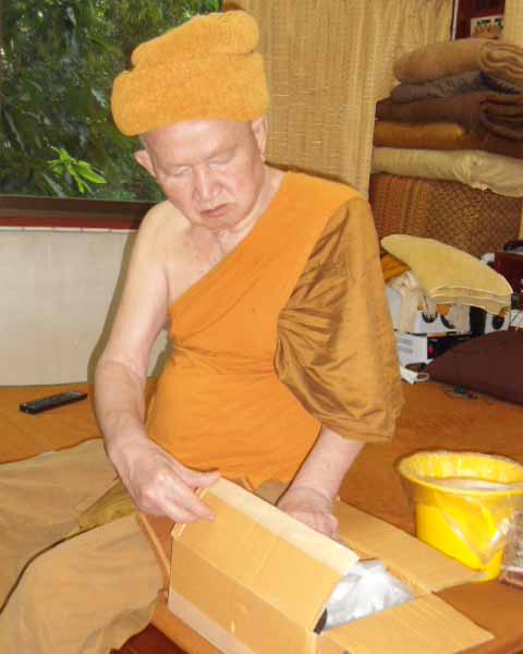 //คืนกำไรให้ลูกค้า//แผ่นยันต์ หลวงปู่ท่อน ญาณธโร วัดศรีอภัยวัน จ.เลย##หายาก ไม่มีให้บูชานะค่ะ##**5**