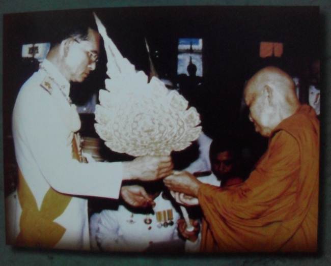 หลวงปู่เหรียญ วรลาโภ จ.หนองคาย สมเด็จ9มงคล ปี40 พิเศษ สีดำ โรยเกศา ติดเกศา,จีวร,พระธาตุของหลวงปู่