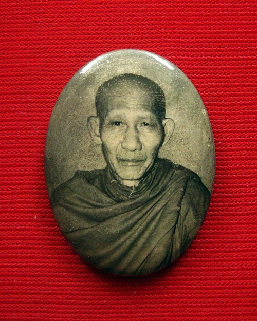 ล็อคเก็ตขาวดำ หลังเงิน  บรรจุมวลสาร 9 มงคล  หลวงพ่อเกษม รุ่น มงคลเกษม81 