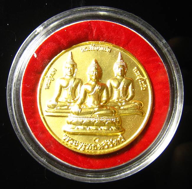 	**ต่ำกว่าจอง เหรียญพระพุทธตรีรัตน์ วัดตรีทศเทพ ปี 51 กะหลั่ยทอง เคาะเดียวแดง**CG82